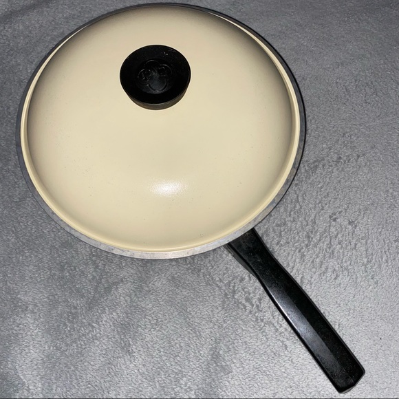 Vintage Club Aluminum skillet - Picture 2 of 9